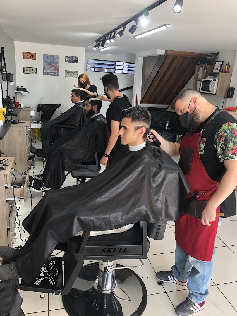 Movimento na Barbearia Garage Pilarzinho, com vários barbeiros atendendo ao mesmo tempo