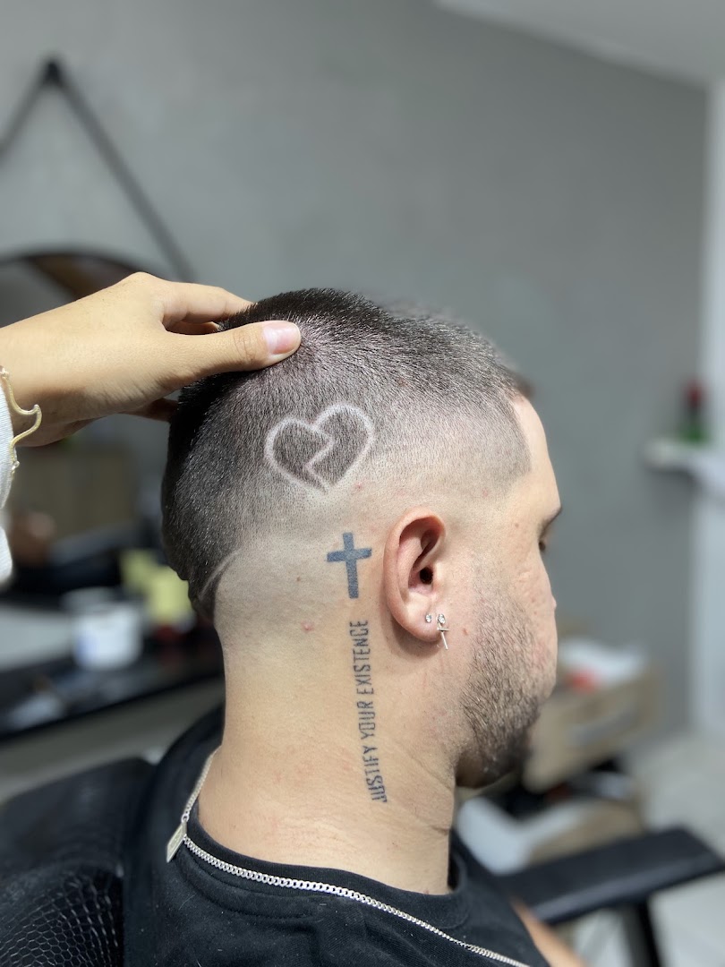 Desenho de coração e cruz feito na máquina, detalhe de corte na Barbearia Garage Pilarzinho