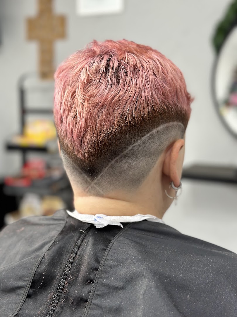 Coloração rosa com desenho na máquina, corte feito na Barbearia Garage Pilarzinho