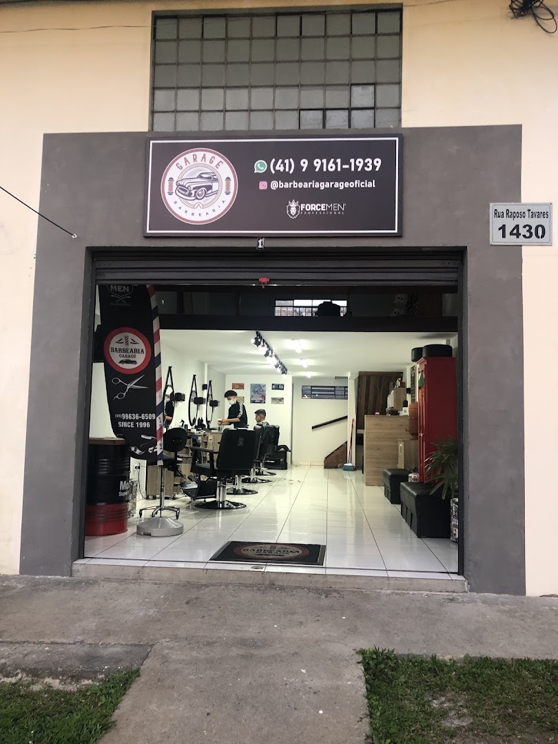 Fachada da Barbearia Garage Pilarzinho, com o portão aberto e a placa da barbearia sobre a entrada, no bairro Pilarzinho em Curitiba
